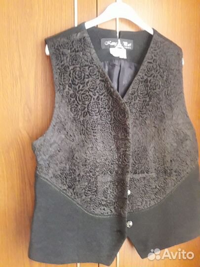 Жилет зеленого цвета