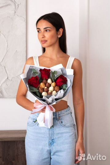 Букеты из клубники и цветов