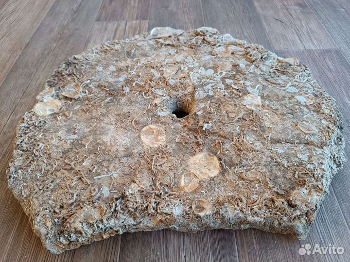 Старинный каменный жернов