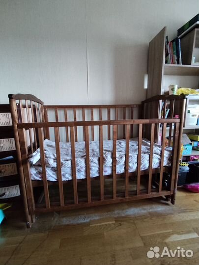 Детская кроватка с маятником