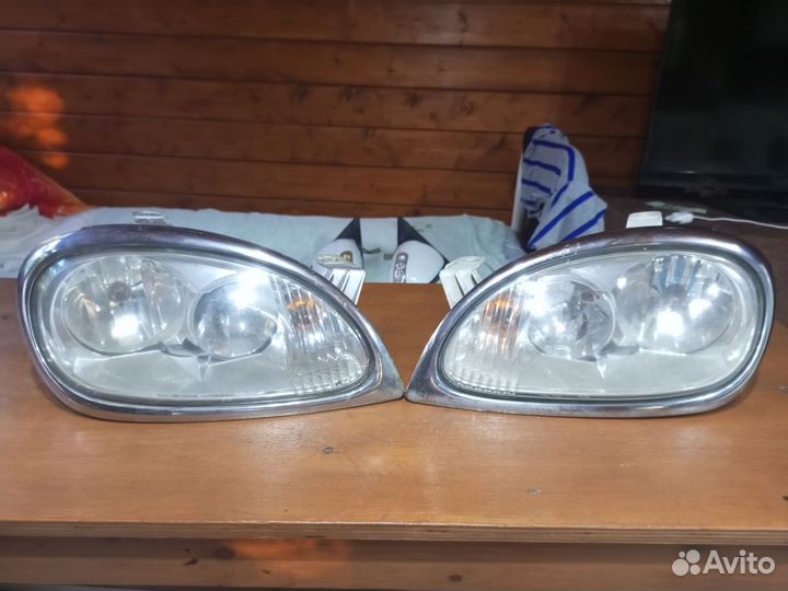 Фары пластик,правый и левый на газ 31105