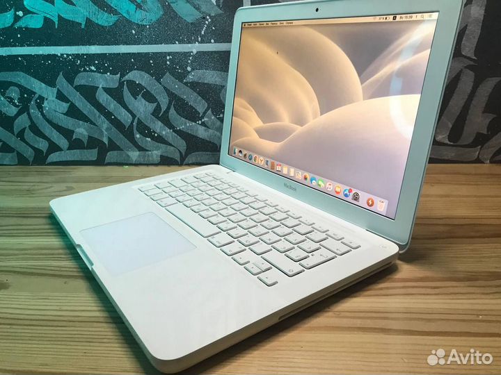 Белоснежный Apple MacBook Pro 13 2011