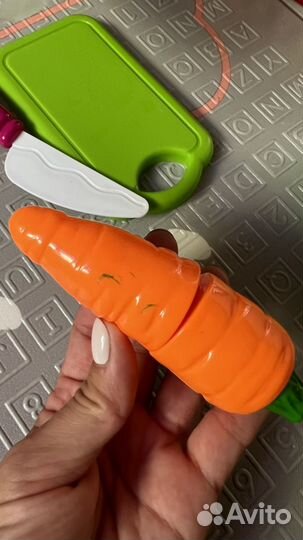 Детская посуда и овощи с корзиной