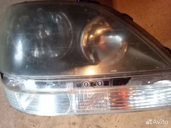 Фары левая правая Тойота harrier