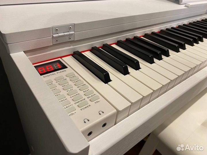 Новое белое цифровое пианино с банкеткой