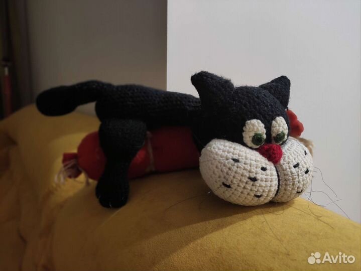 Озорной черный кот