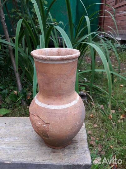 Старинная глиняная крынка для молока