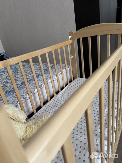 Детская кроватка с маятником
