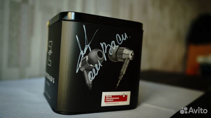 Наушники с автографом звезды рэпа-шмэпа