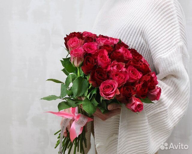 Букет из 35 красных и розовых роз микс 35-40 см