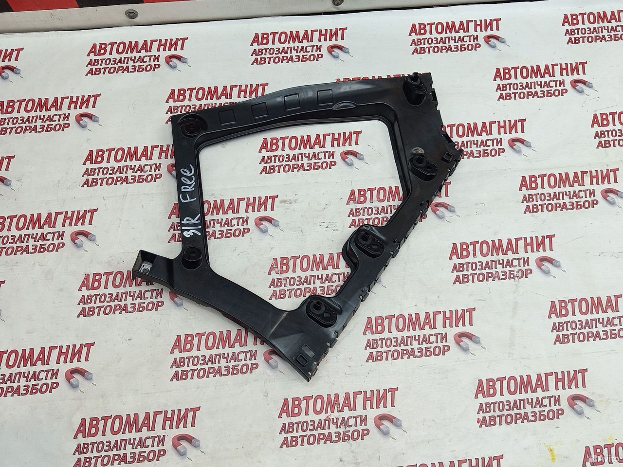 Кронштейн заднего бампера правый Voyah Free