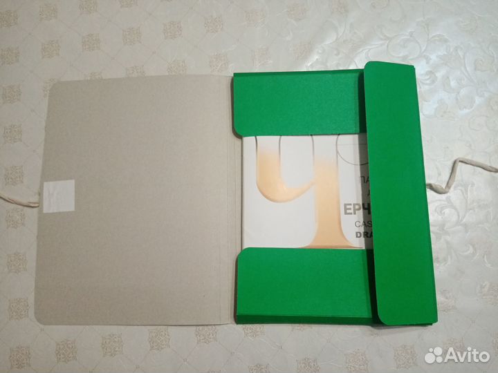 Папка и бумага для чертежей