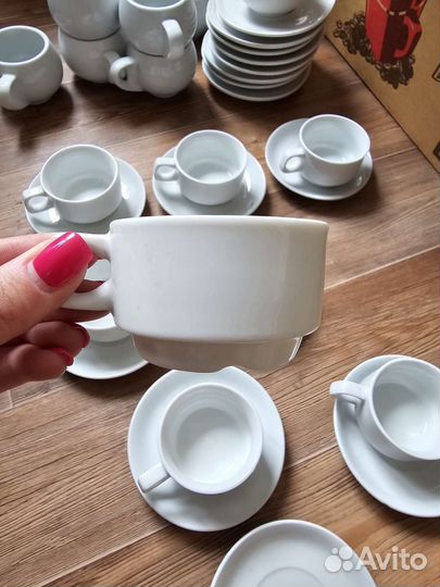 Кофейные чашки с блюдцами
