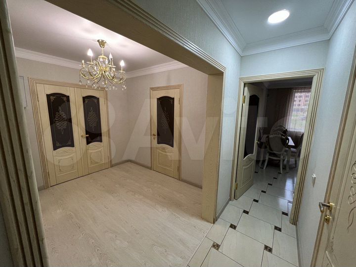 2-к. квартира, 70 м², 1/10 эт.