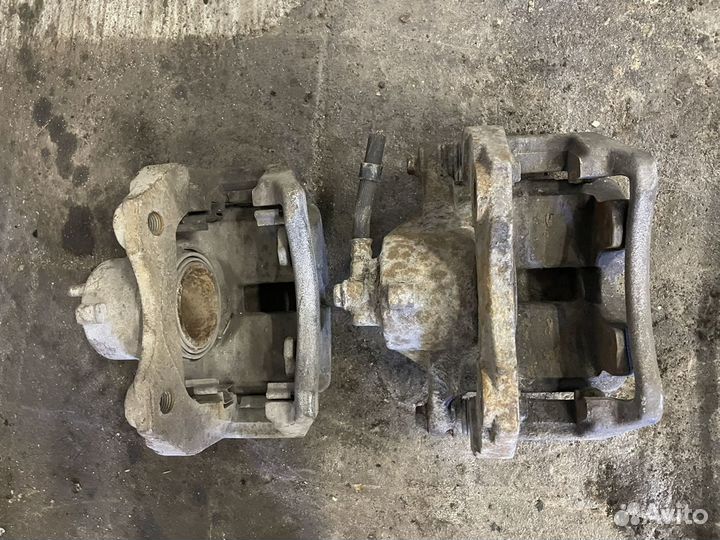 Суппорт передний левый Nissan Primera P12 2