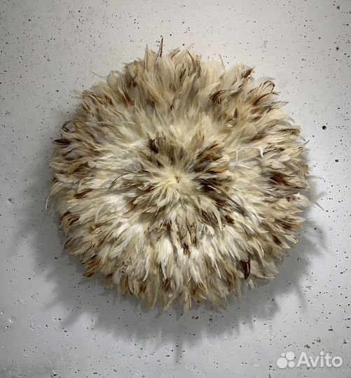 Декор на стену из перьев Камерунская шляпа