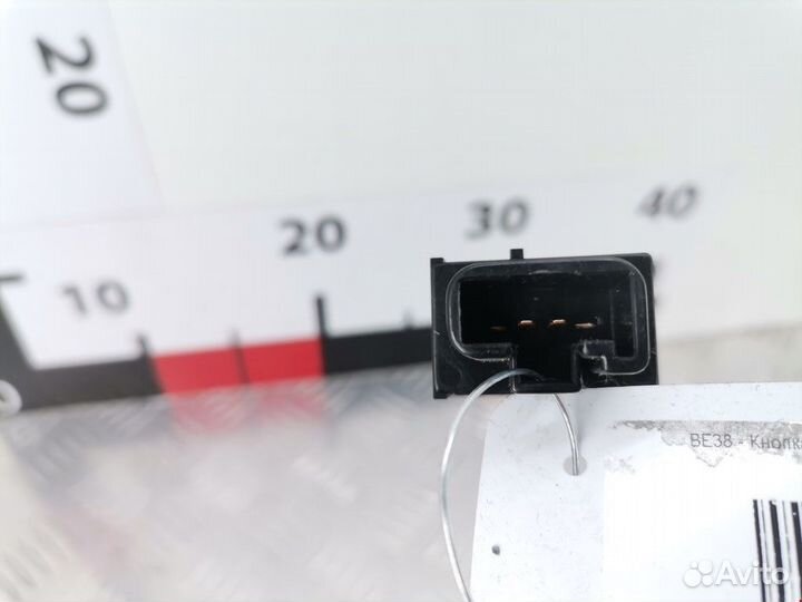 Кнопка открывания люка Toyota Avensis 2 (T250)