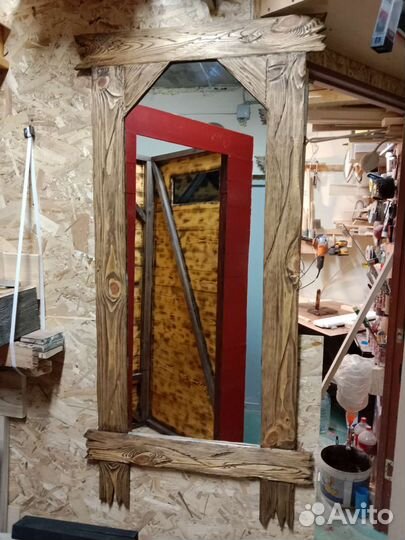 Зеркало в деревянной раме