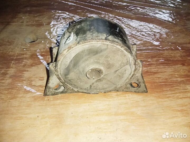 Передняя опора двигателя Nissan Primera P12