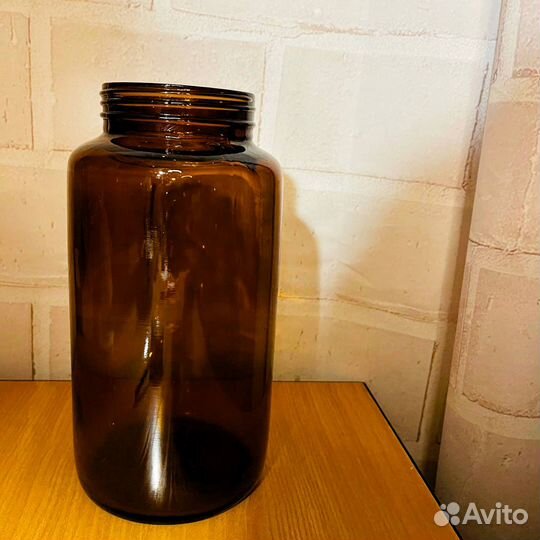 Банка из темного стекла