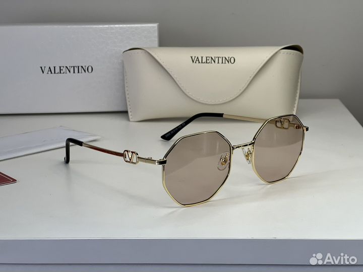 Солнцезащитные очки Valentino с чехлом в коробке