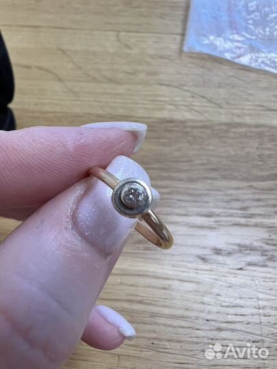 Кольцо с бриллиантом