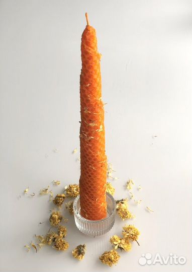 Свеча из вощины оранжевая с лепестками хризантемы