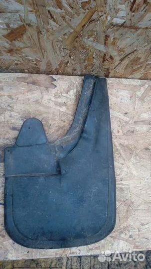 Брызговик правый Nissan Pathfinder R51 2.5