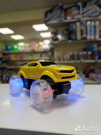 Машина на пульте управления, светящиеся колеса