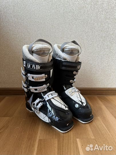 Горнолыжные ботинки atomic