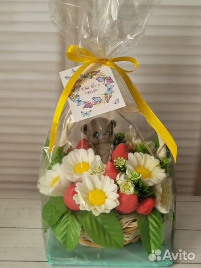 Букет из мыла,ромашки и клубника