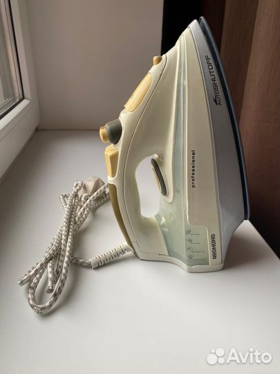 Утюг Redmond RI-c210