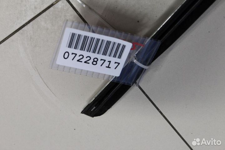 Молдинг стекла передней правой двери Mercedes E-kl