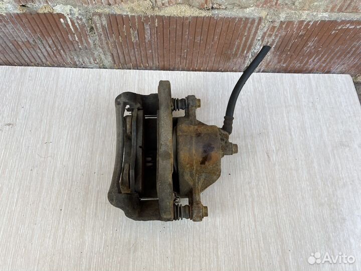 Суппорт передний левый hyundai elantra 3 xd