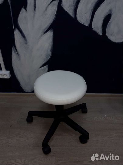 Стул для мастера маникюра на колесиках