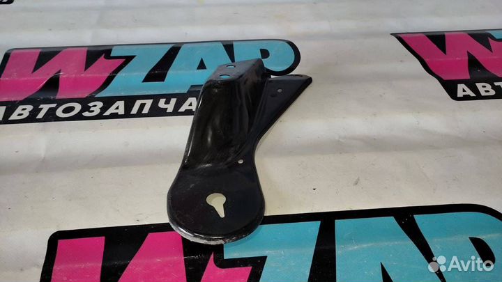 Кронштейн (крепление) правый Ford Escape 4 CX482