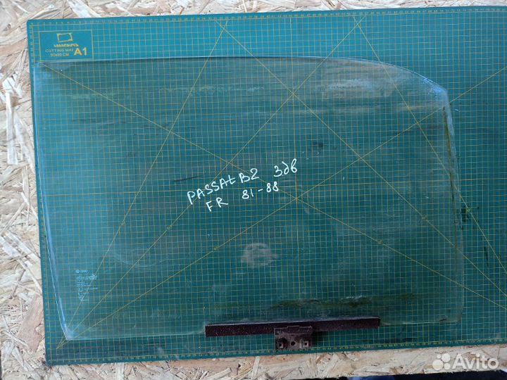 Стекло переднее правое Volkswagen Passat B2 81-88