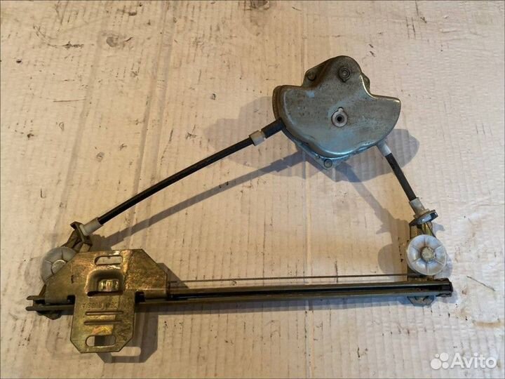 Стеклоподъемник механический задний правый