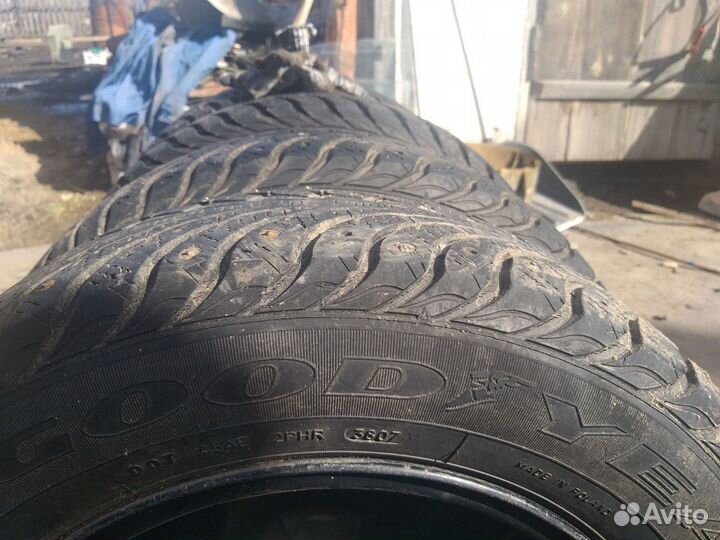 Goodyear UltraGrip Extreme 195/65 R15 25B