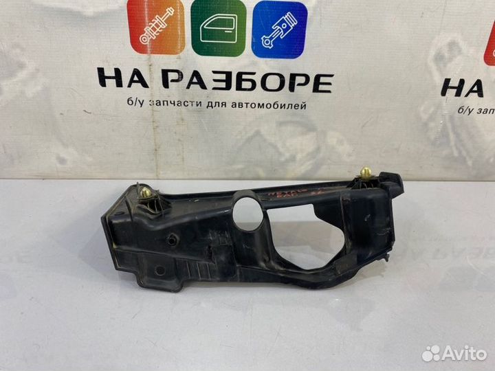 Накладка на петлю багажника задняя левая Toyota