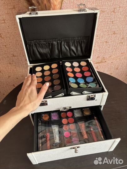 Набор косметики с кейсом, новый