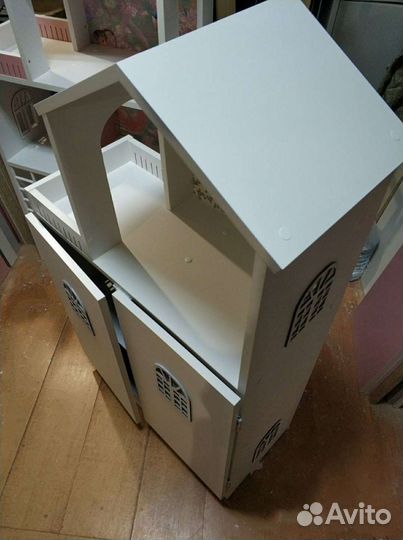 Кукольный домик-стеллаж с дверцами