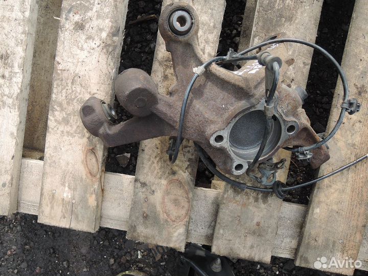 Кулак поворотный задний левый Mitsubishi Galant