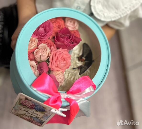 Живые бабочки, композиции с цветами