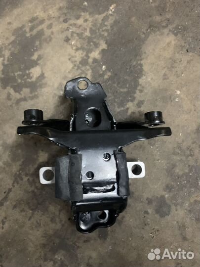Опора двигателя volkswagen polo левая АКПП