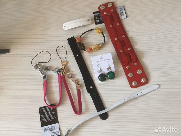 2 кожаных браслета, серьги, браслет с бусинами и д