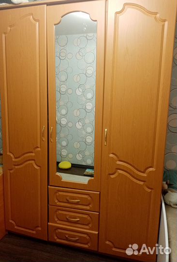 Продаю кровать, шкаф с зеркалом, пенал