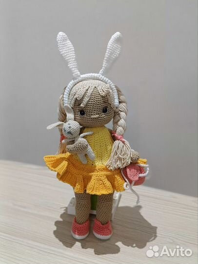 Вязаная кукла ручной работы