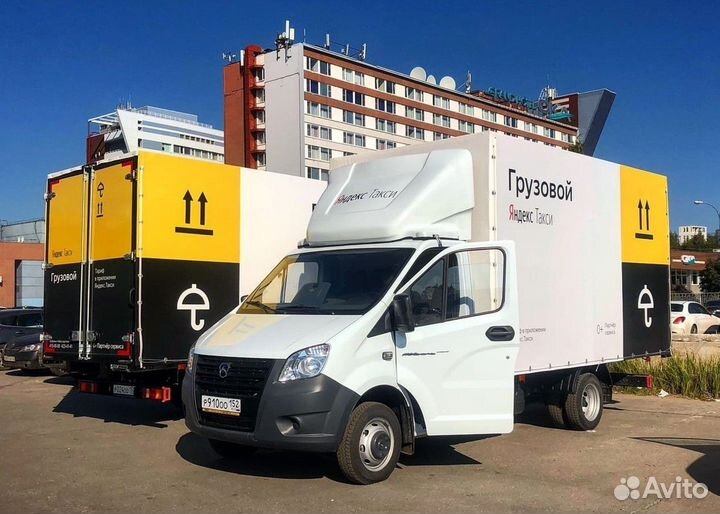 Водитель со своим грузовым авто