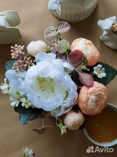 Композиция из искусственных цветов. Декор